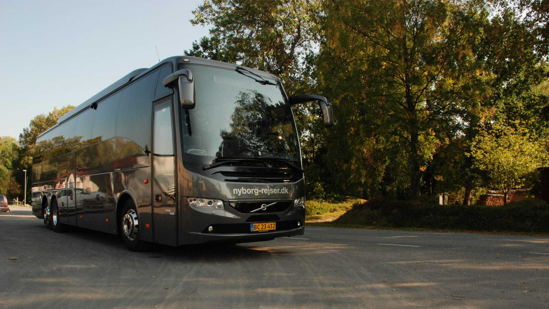 Nyborg Rejser VIP bus ved skov